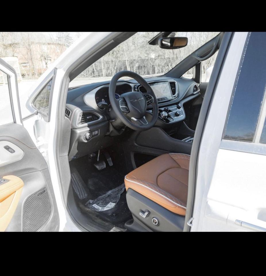 2024 Chrysler Pacifica Hybrid Pinnacle 2WD Photo