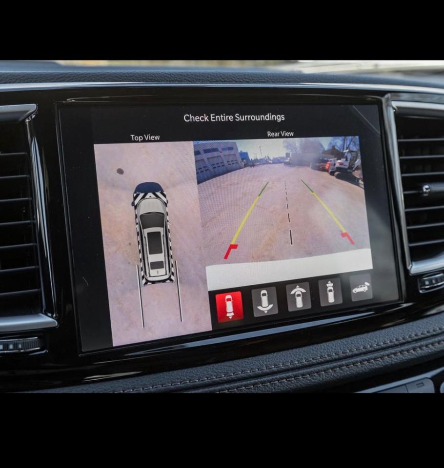 2024 Chrysler Pacifica Hybrid Pinnacle 2WD Photo