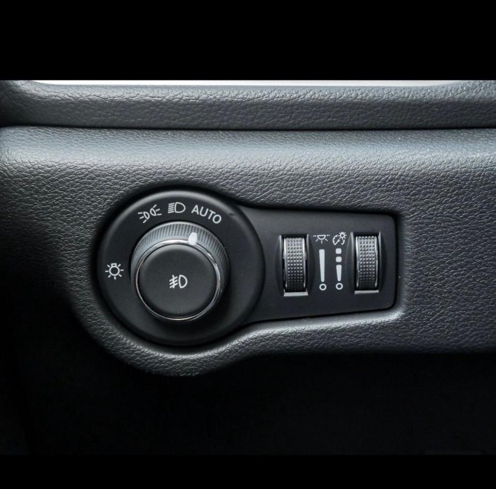 2024 Chrysler Pacifica Hybrid Pinnacle 2WD Photo