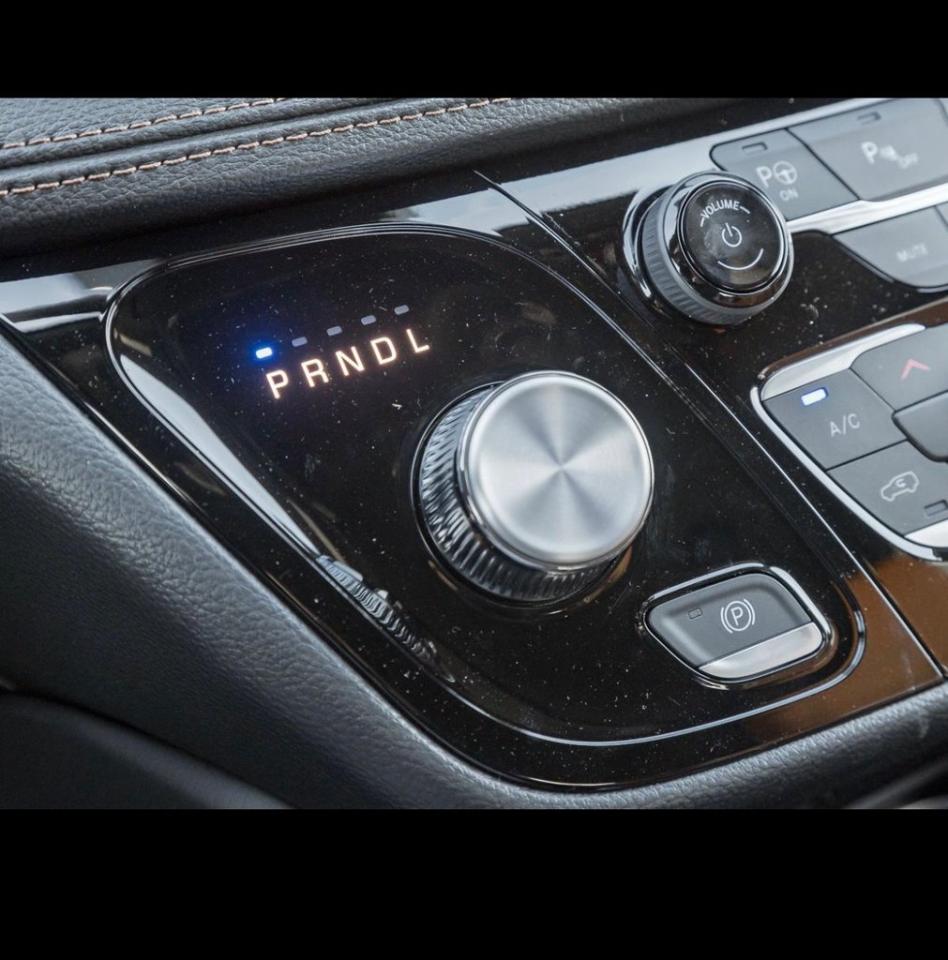 2024 Chrysler Pacifica Hybrid Pinnacle 2WD Photo