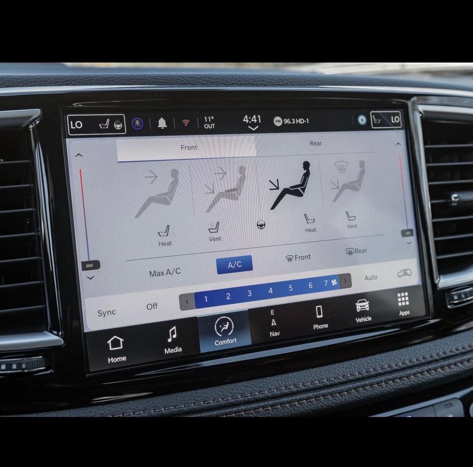 2024 Chrysler Pacifica Hybrid Pinnacle 2WD Photo