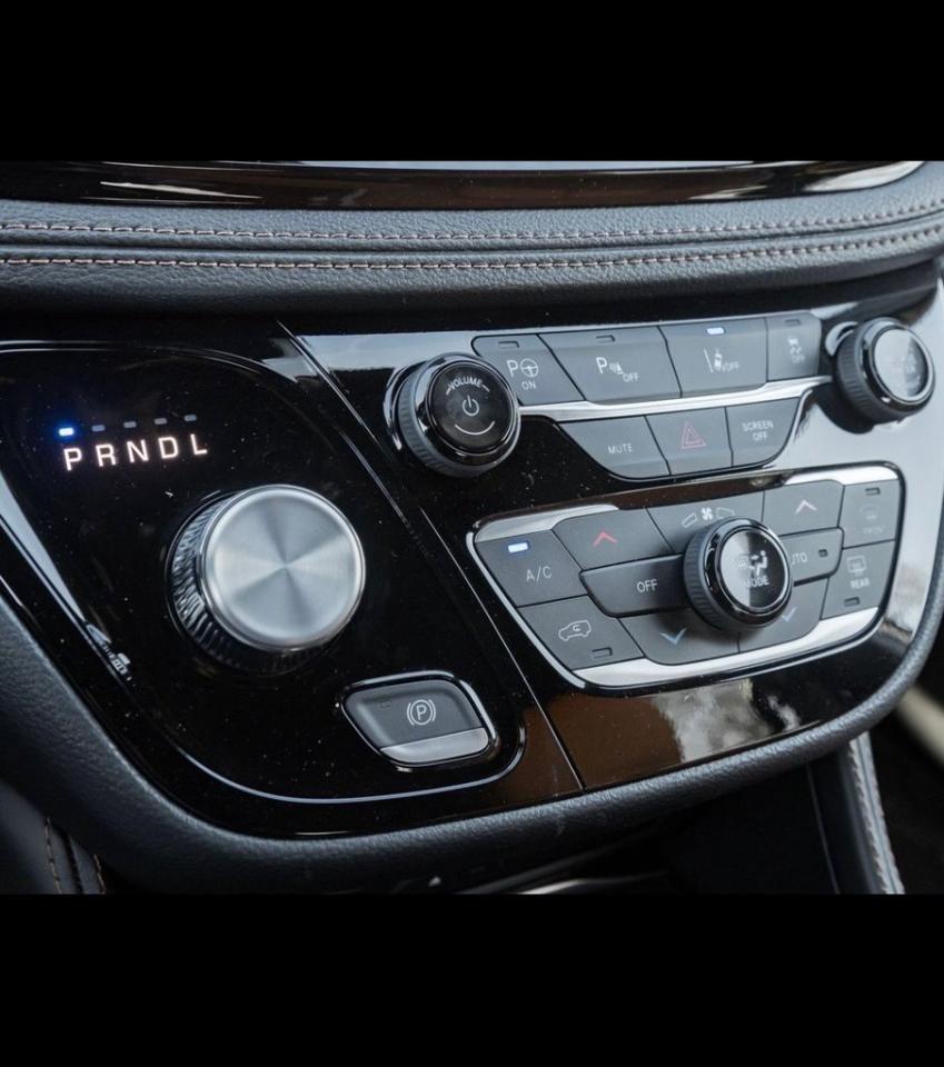 2024 Chrysler Pacifica Hybrid Pinnacle 2WD Photo