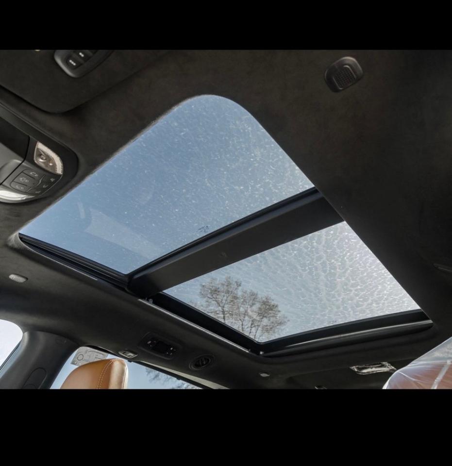 2024 Chrysler Pacifica Hybrid Pinnacle 2WD Photo