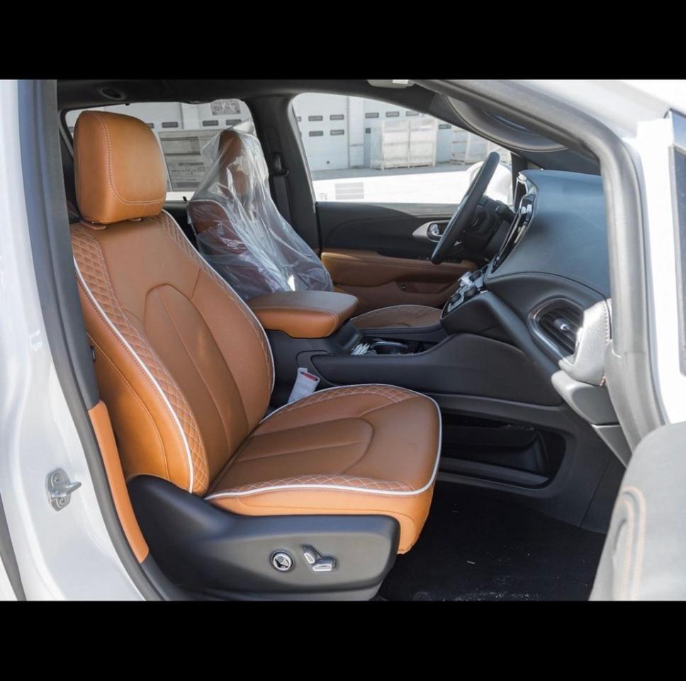 2024 Chrysler Pacifica Hybrid Pinnacle 2WD Photo