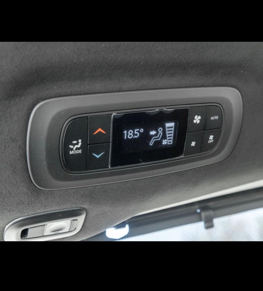 2024 Chrysler Pacifica Hybrid Pinnacle 2WD Photo