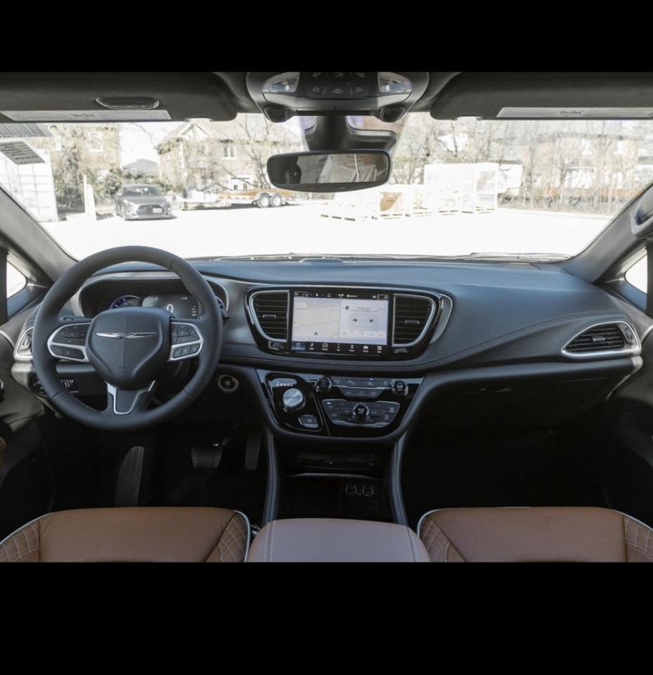 2024 Chrysler Pacifica Hybrid Pinnacle 2WD Photo