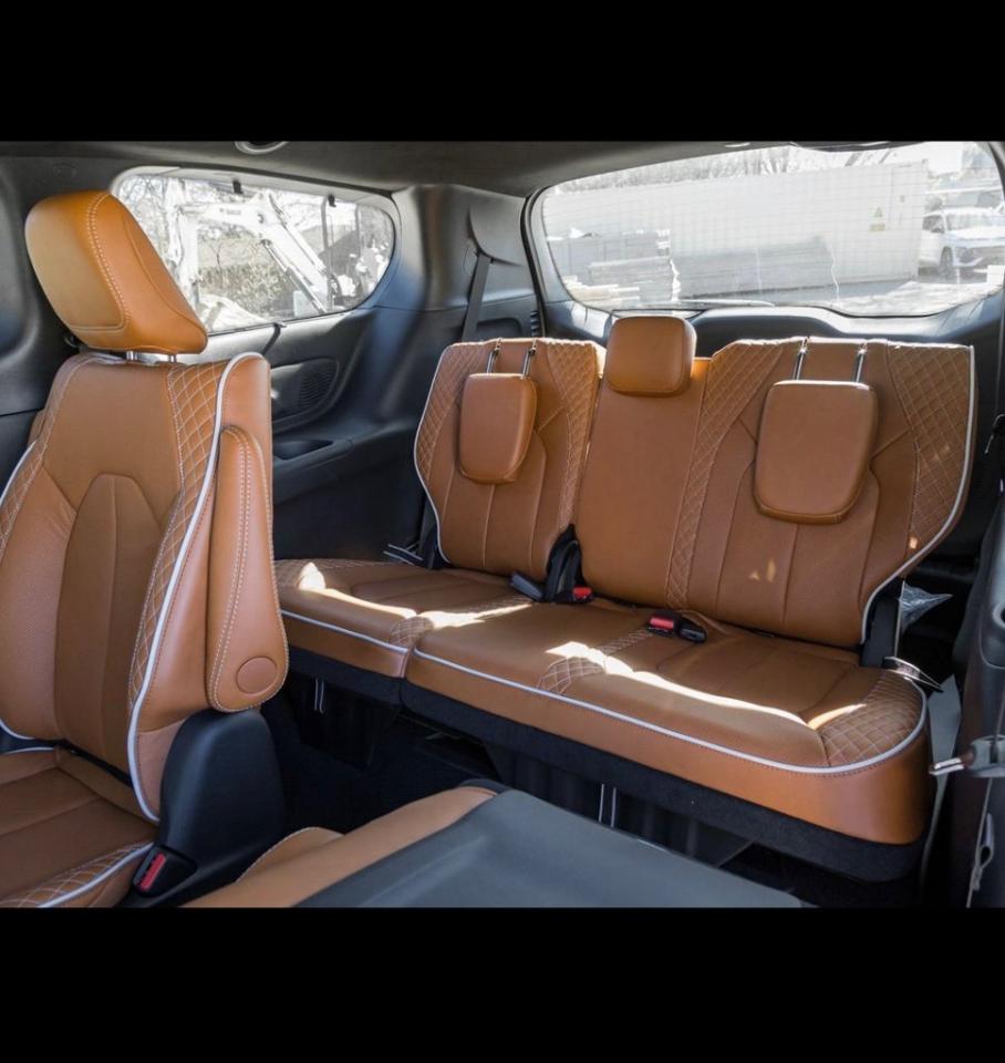 2024 Chrysler Pacifica Hybrid Pinnacle 2WD Photo