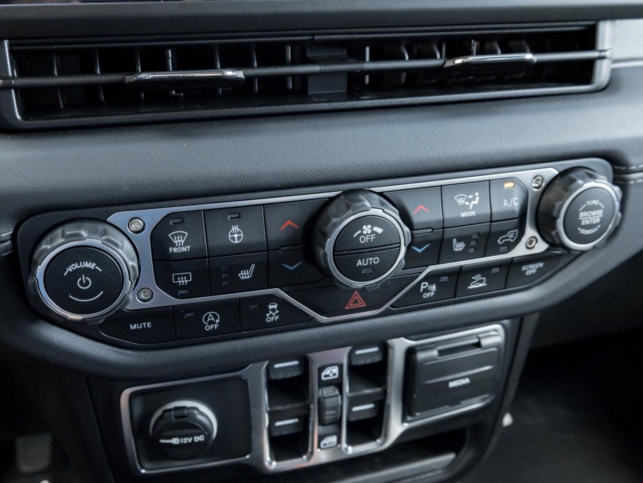 2025 Jeep Wrangler 4-Door SAHARA Photo