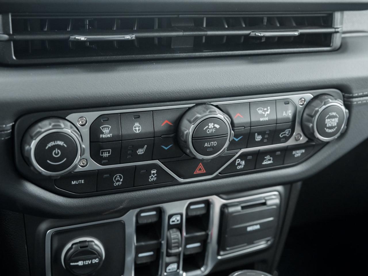 2025 Jeep Wrangler 4-Door SAHARA Photo