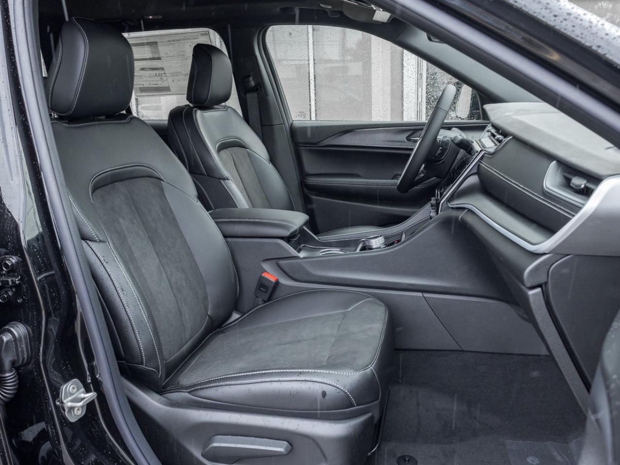 2025 Jeep Grand Cherokee Laredo Altitude Photo