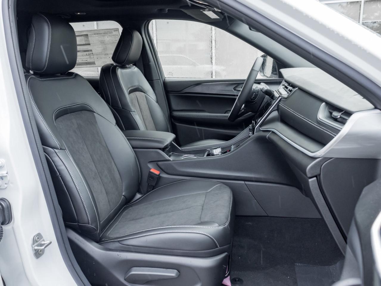 2025 Jeep Grand Cherokee Laredo Altitude Photo