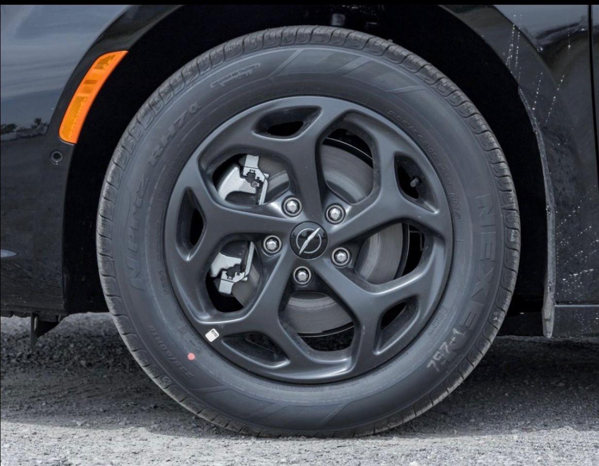 2024 Chrysler Pacifica Hybrid Premium S Appearance 2WD Photo4