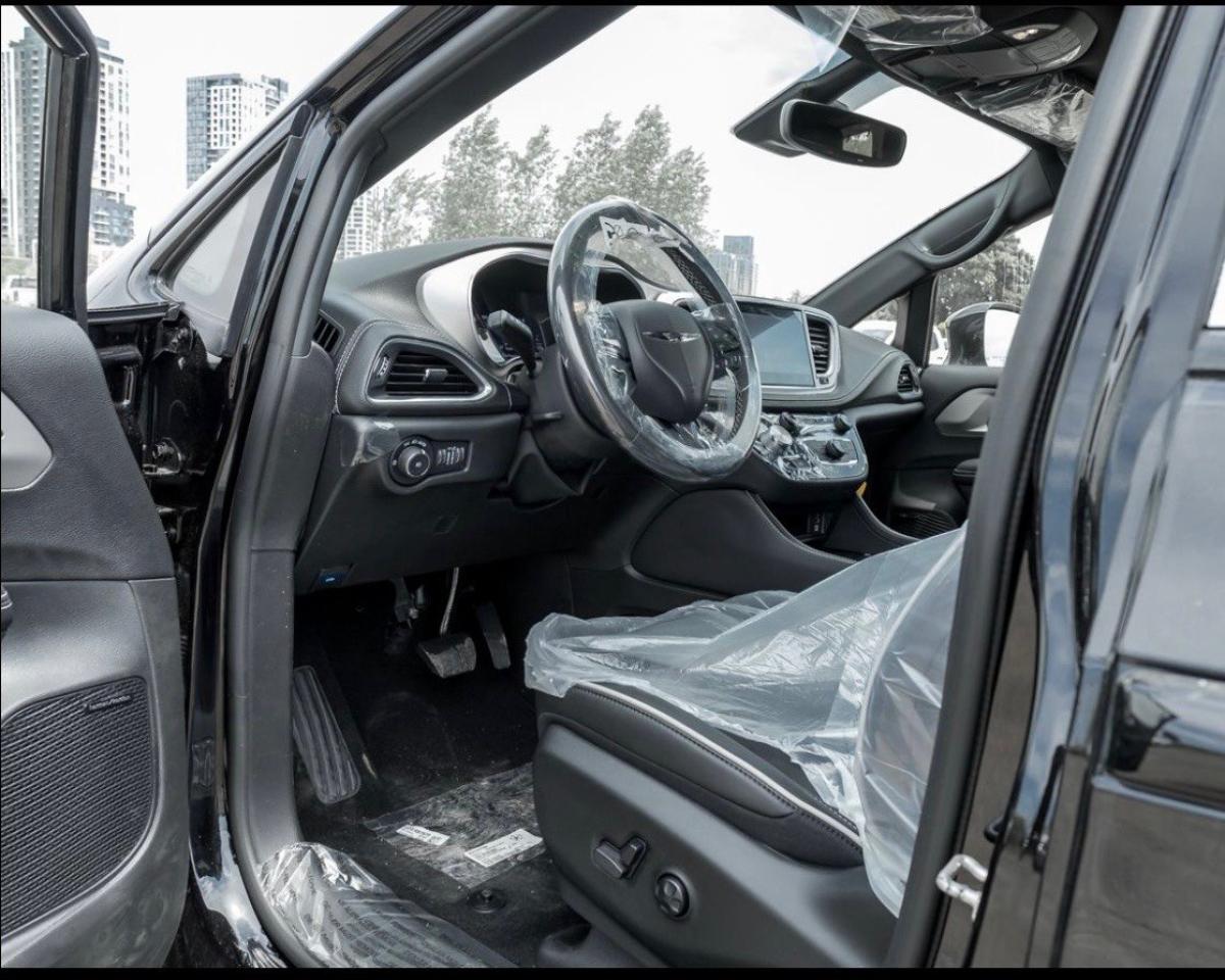 2024 Chrysler Pacifica Hybrid Premium S Appearance 2WD Photo