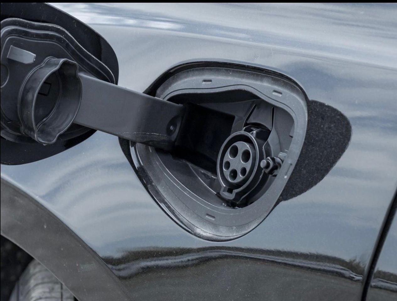 2024 Chrysler Pacifica Hybrid Premium S Appearance 2WD Photo2