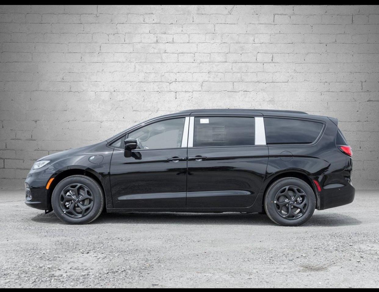 2024 Chrysler Pacifica Hybrid Premium S Appearance 2WD Photo3