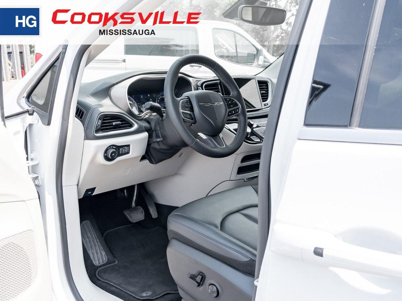 2024 Chrysler Pacifica TOURING-L FWD Photo