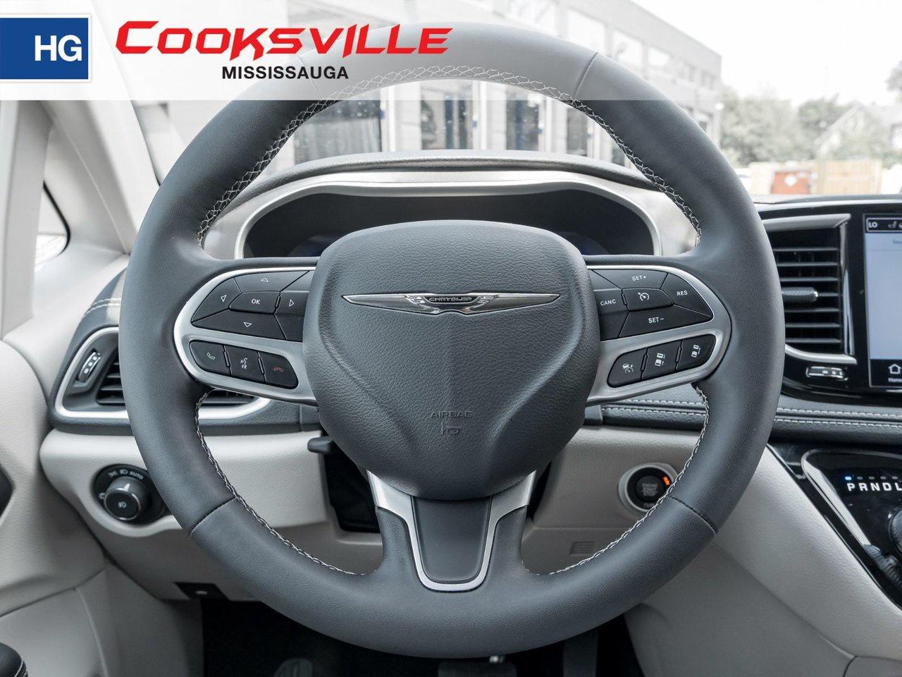 2024 Chrysler Pacifica TOURING-L FWD Photo