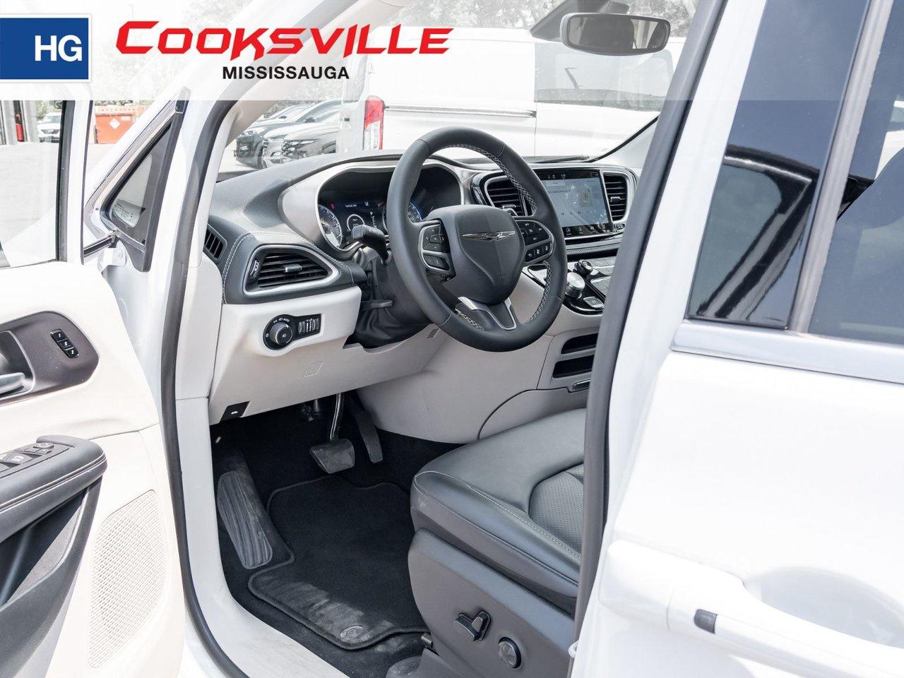 2024 Chrysler Pacifica TOURING-L FWD Photo