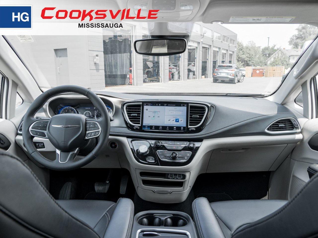 2024 Chrysler Pacifica TOURING-L FWD Photo