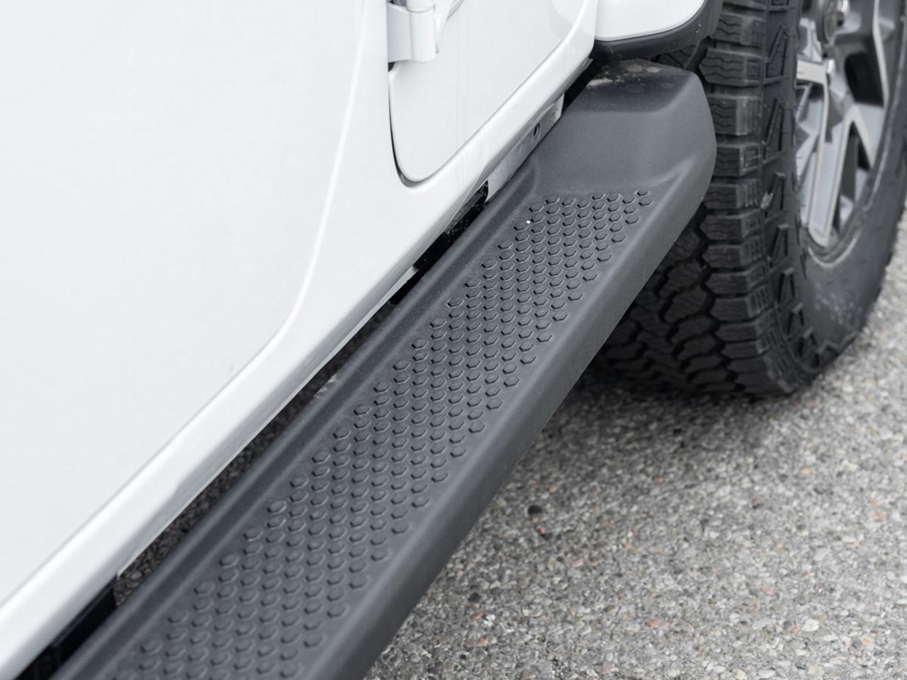 2026 Jeep Wrangler 4-Door SAHARA Photo4