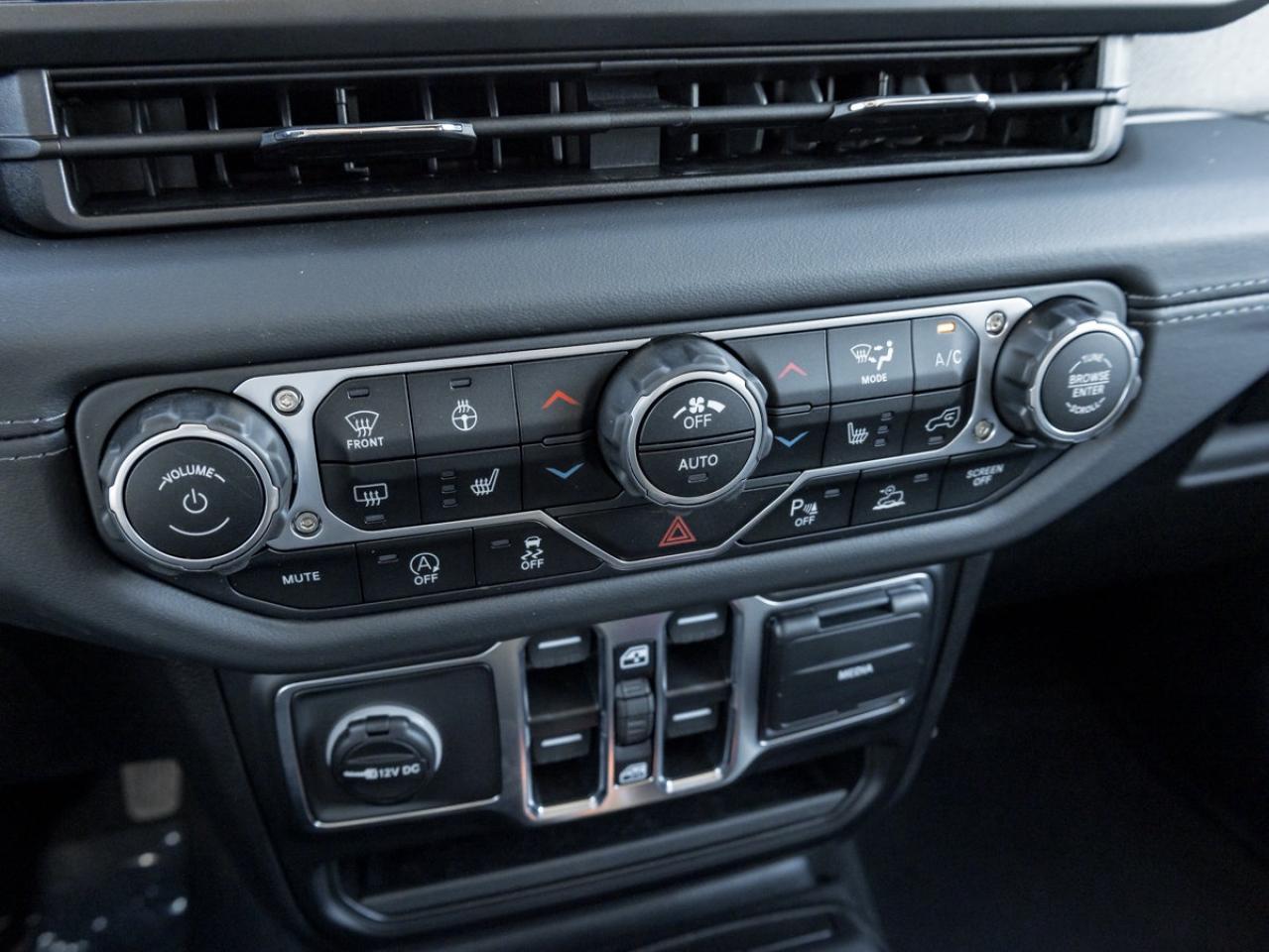 2025 Jeep Wrangler 4-Door SAHARA Photo