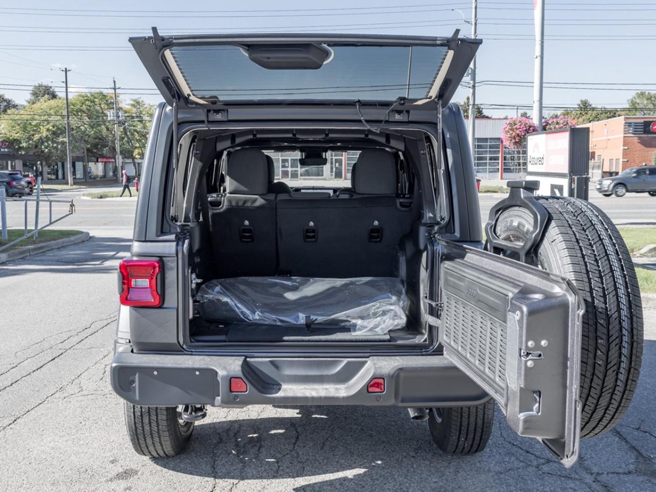 2025 Jeep Wrangler 4-Door SAHARA Photo