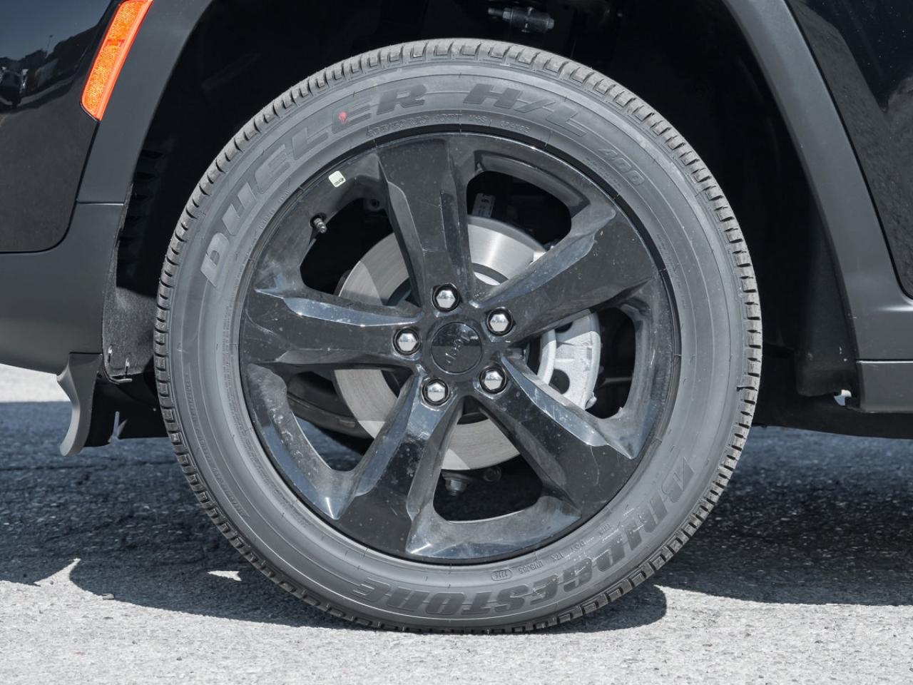 2025 Jeep Grand Cherokee Laredo Altitude Photo3