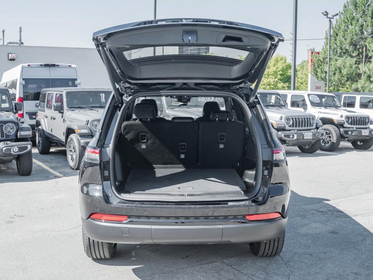2025 Jeep Grand Cherokee Laredo Altitude Photo