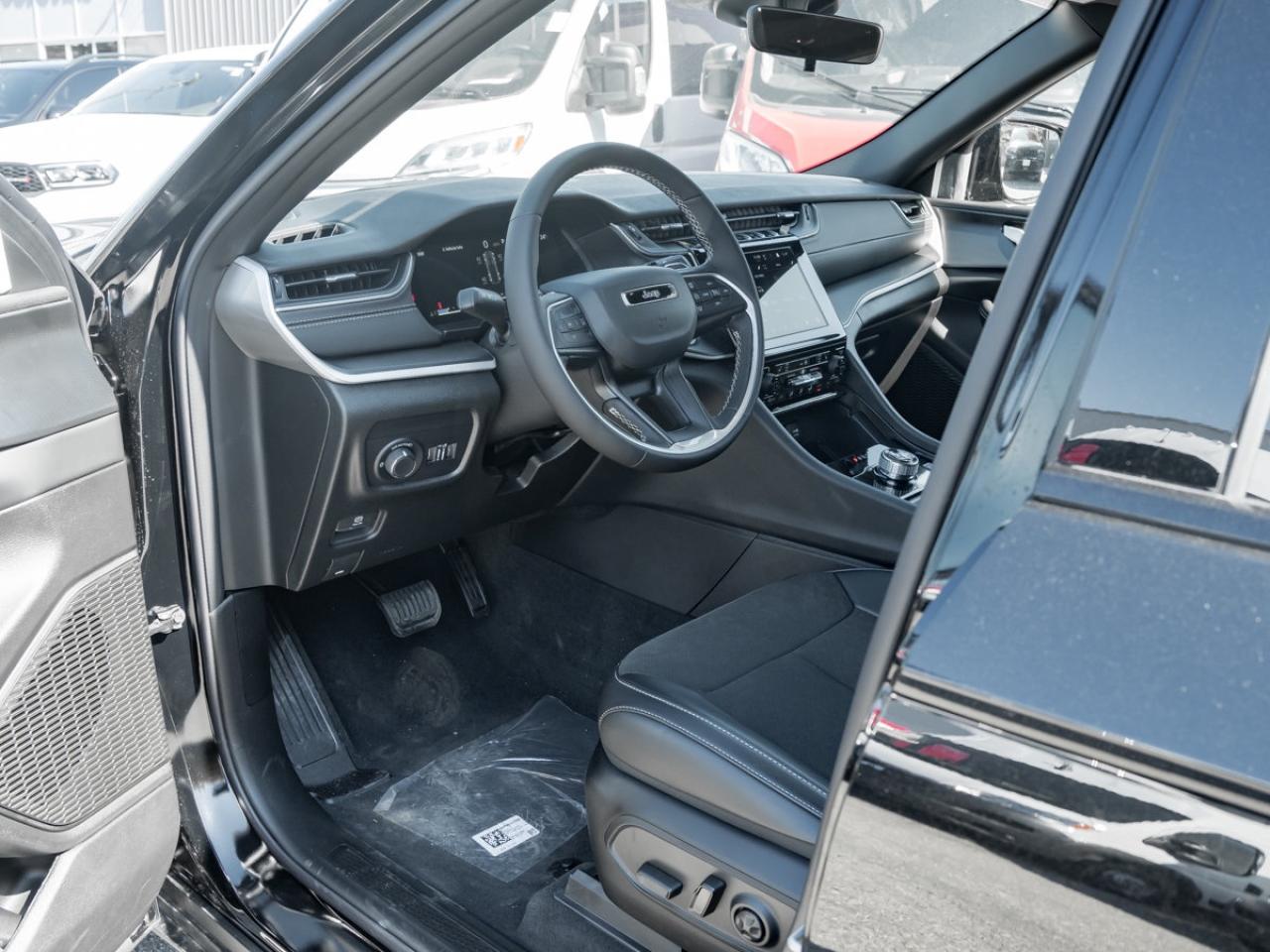 2025 Jeep Grand Cherokee Laredo Altitude Photo