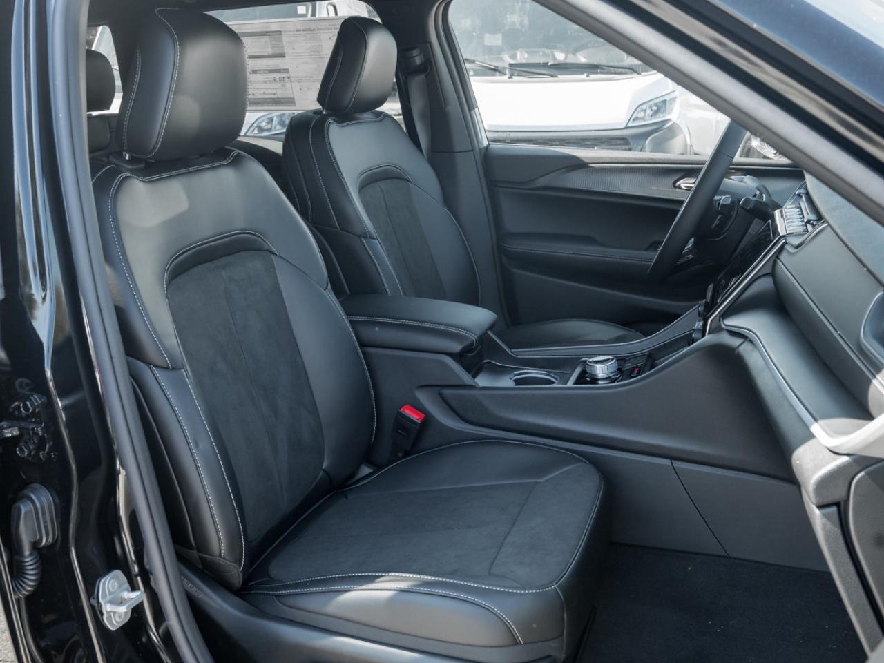 2025 Jeep Grand Cherokee Laredo Altitude Photo