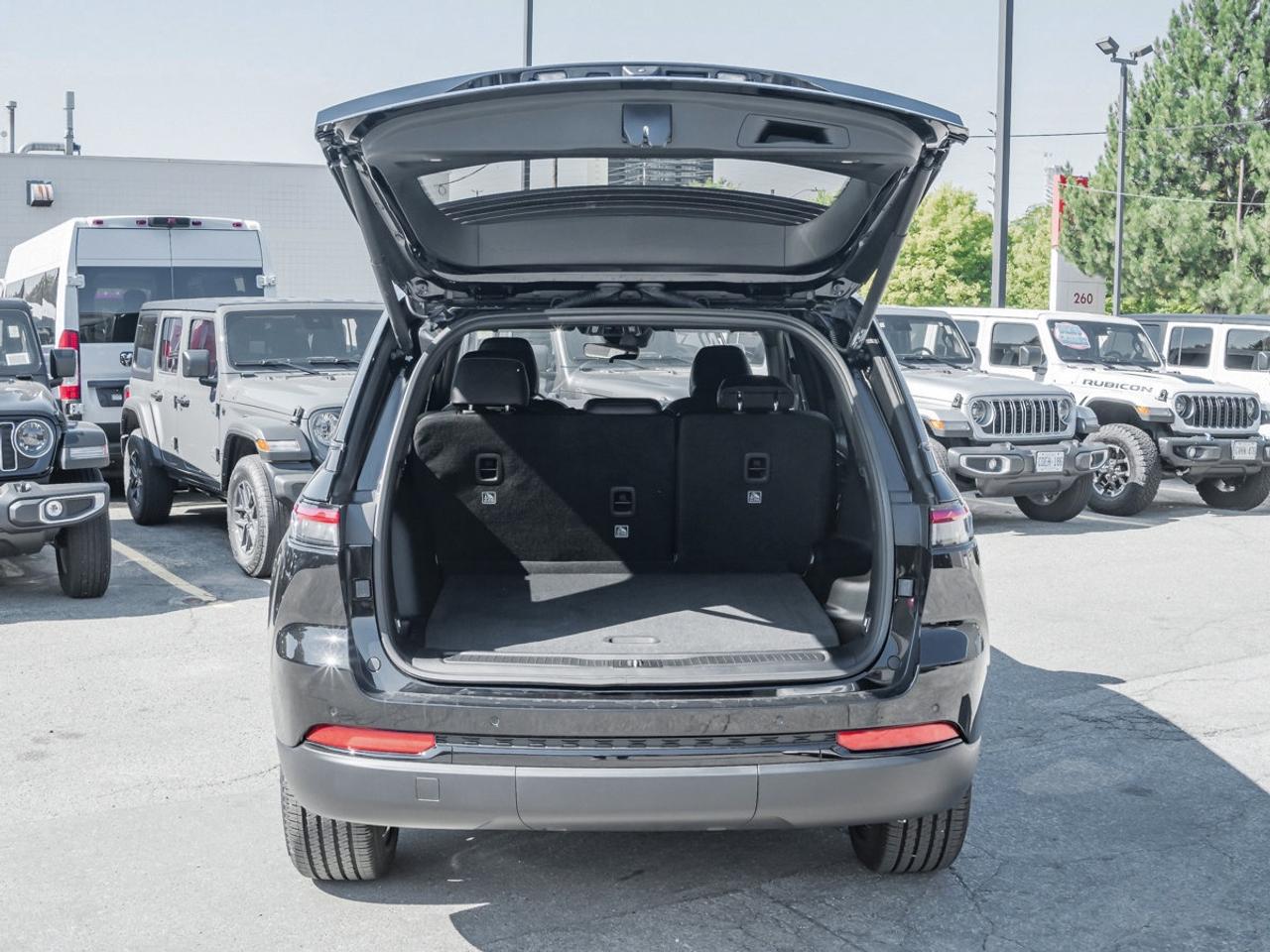 2025 Jeep Grand Cherokee Laredo Altitude Photo