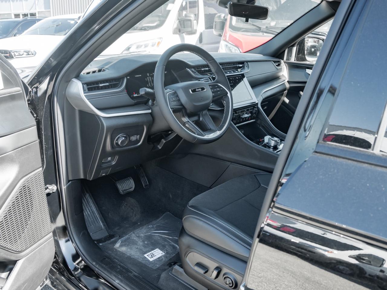 2025 Jeep Grand Cherokee Laredo Altitude Photo