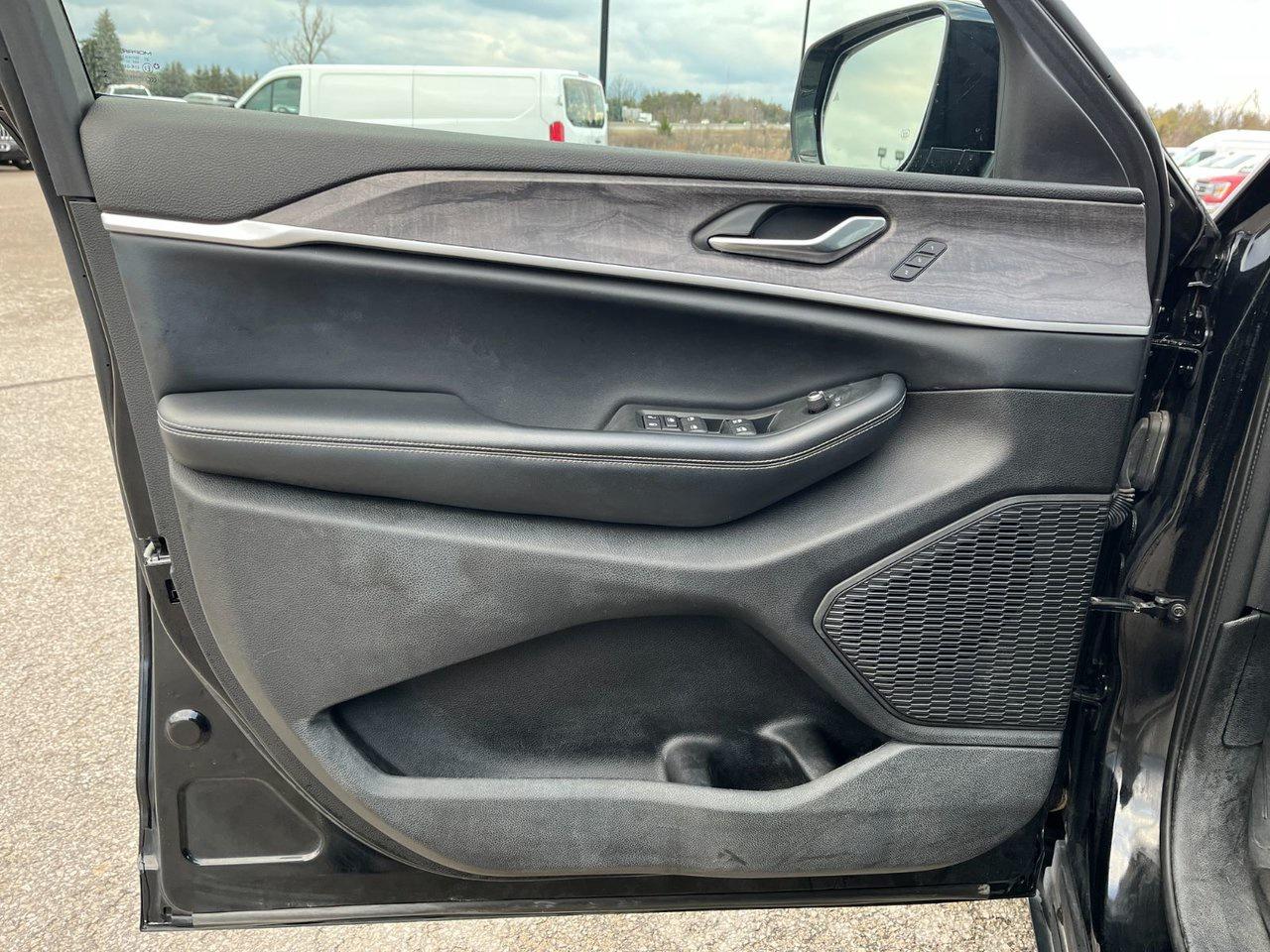 2023 Jeep Grand Cherokee LIMITED 4X4 Photo