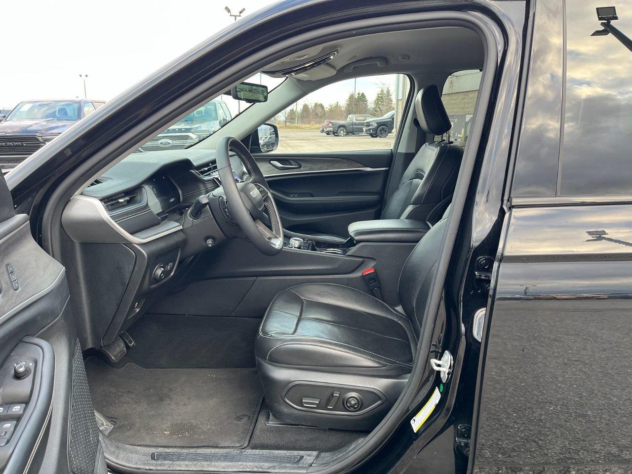 2023 Jeep Grand Cherokee LIMITED 4X4 Photo