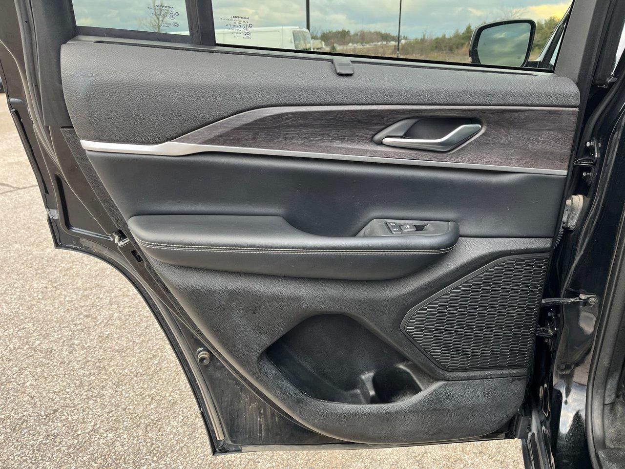 2023 Jeep Grand Cherokee LIMITED 4X4 Photo