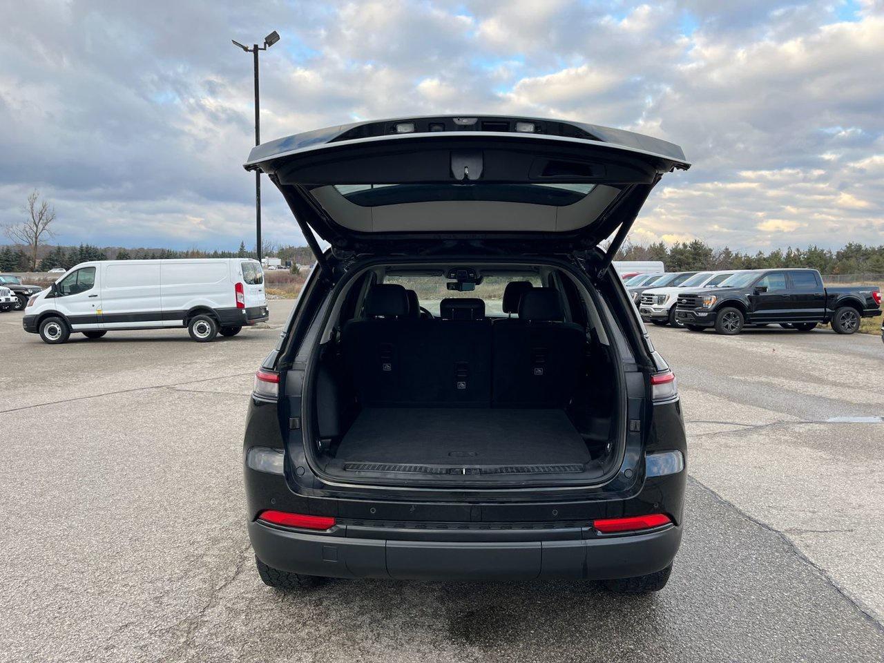 2023 Jeep Grand Cherokee LIMITED 4X4 Photo