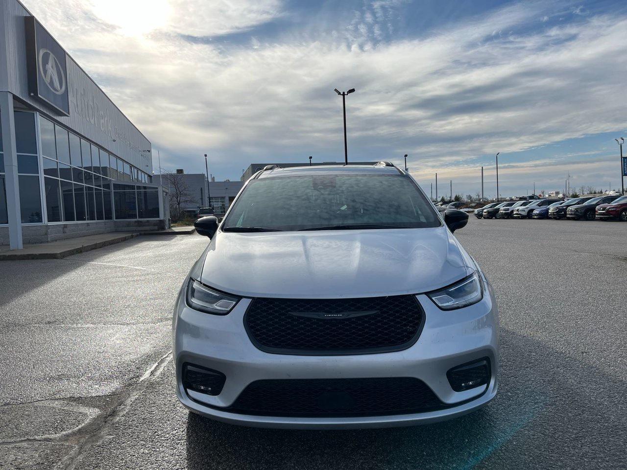 2024 Chrysler Pacifica TOURING-L FWD Photo2