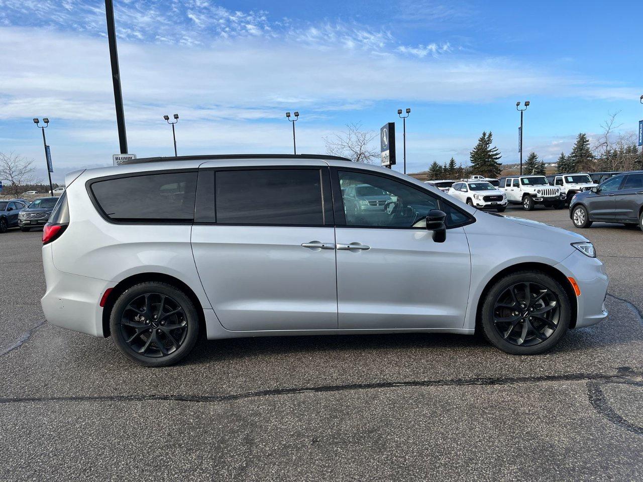 2024 Chrysler Pacifica TOURING-L FWD Photo