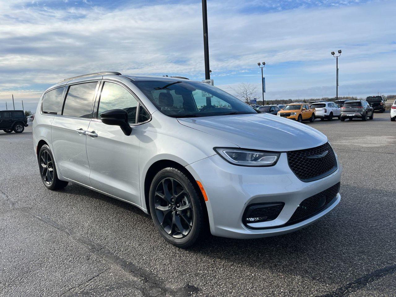 2024 Chrysler Pacifica TOURING-L FWD Photo3