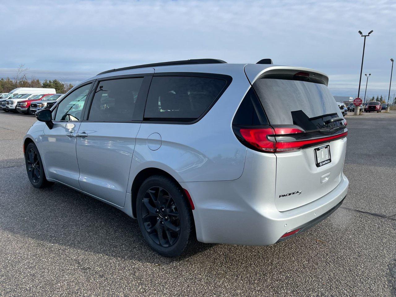 2024 Chrysler Pacifica TOURING-L FWD Photo