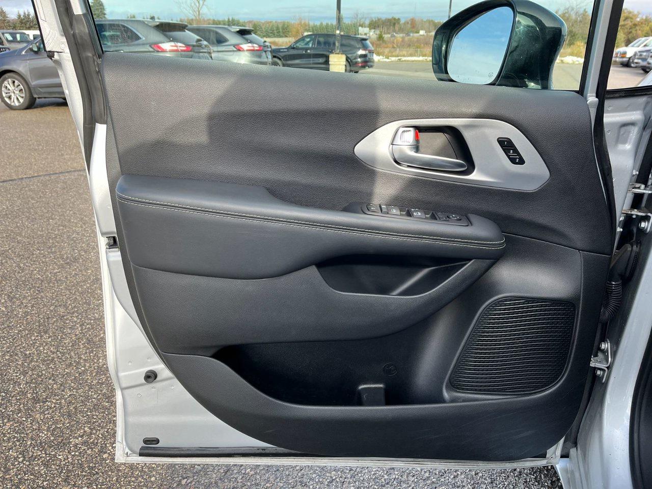 2024 Chrysler Pacifica TOURING-L FWD Photo