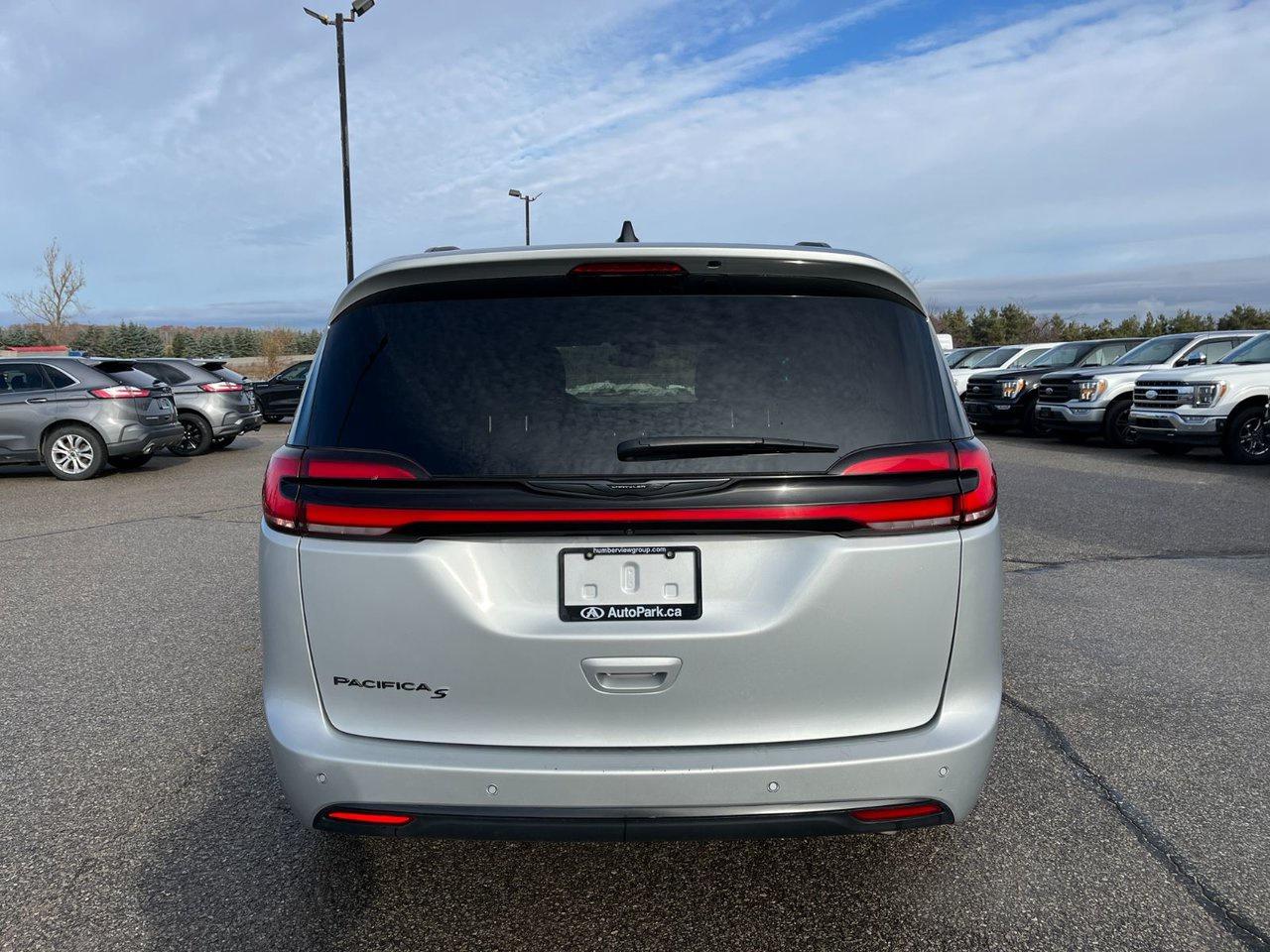 2024 Chrysler Pacifica TOURING-L FWD Photo