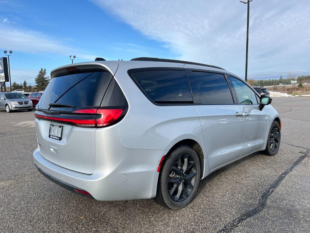 2024 Chrysler Pacifica TOURING-L FWD Photo