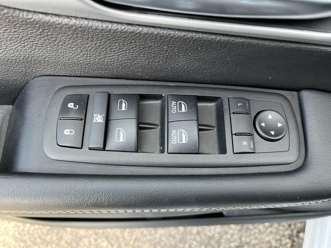 2024 Chrysler Pacifica TOURING-L FWD Photo