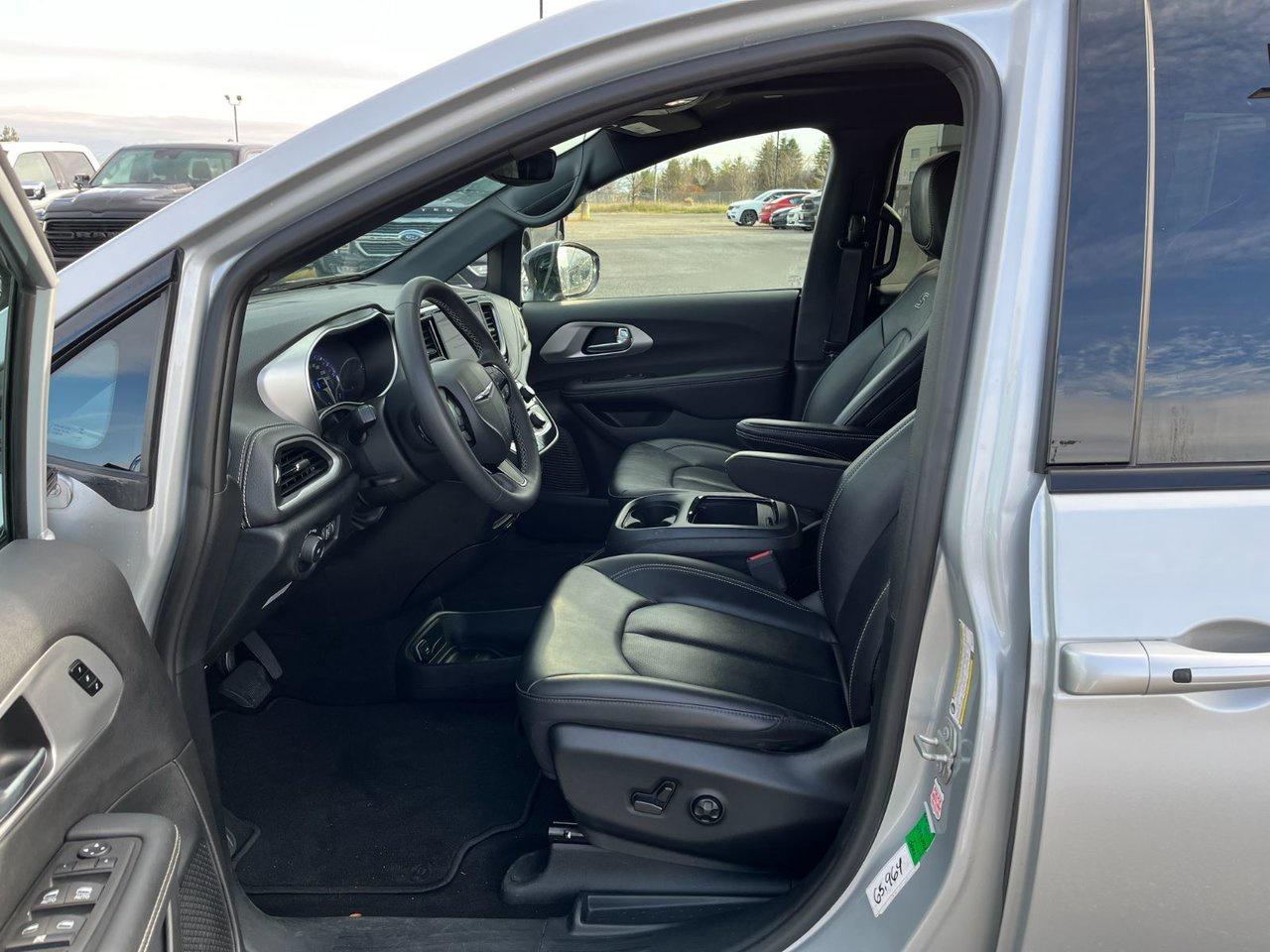 2024 Chrysler Pacifica TOURING-L FWD Photo