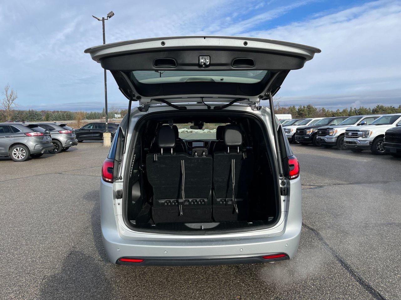 2024 Chrysler Pacifica TOURING-L FWD Photo