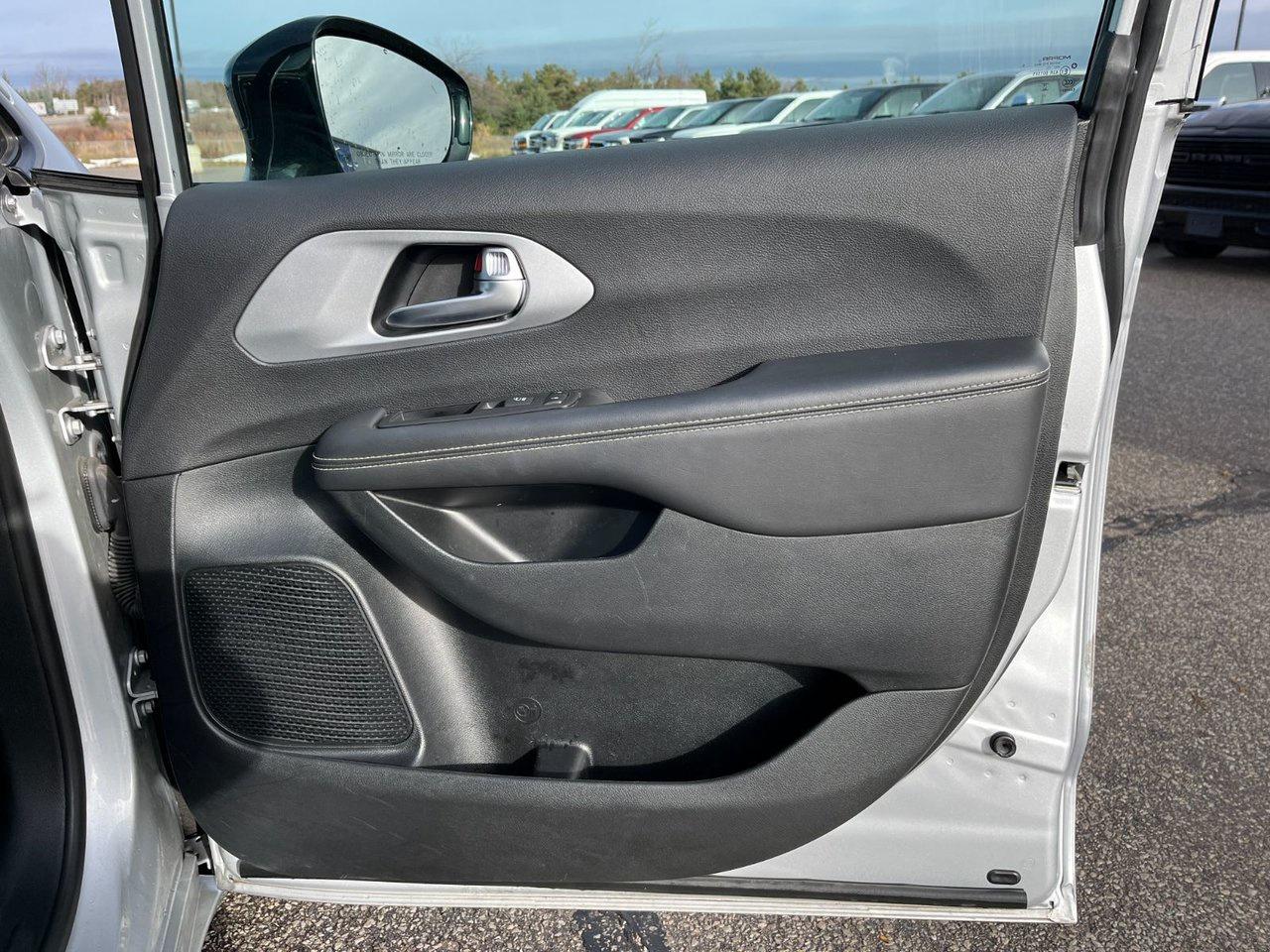 2024 Chrysler Pacifica TOURING-L FWD Photo