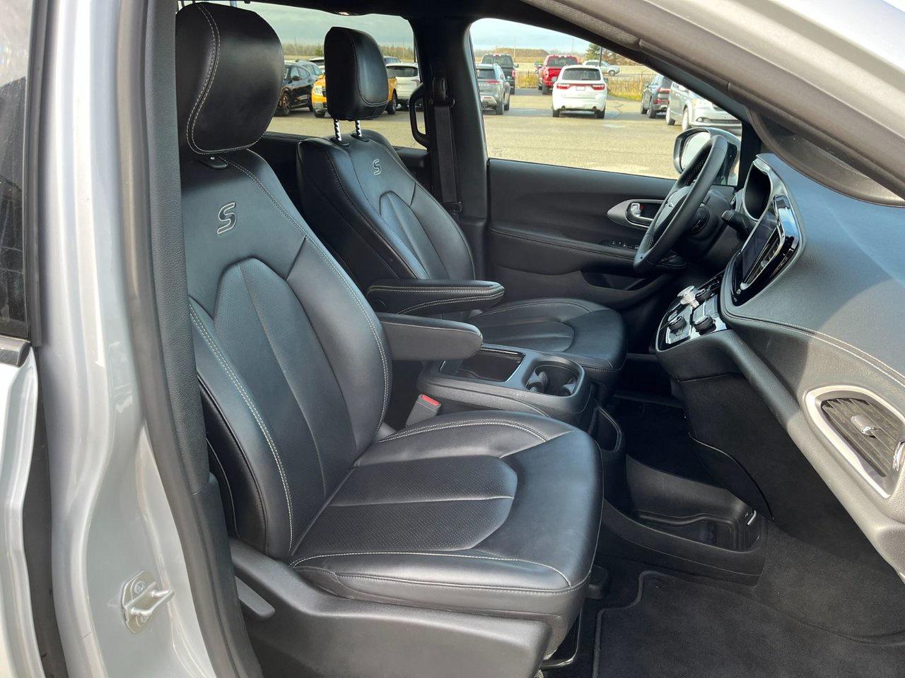 2024 Chrysler Pacifica TOURING-L FWD Photo