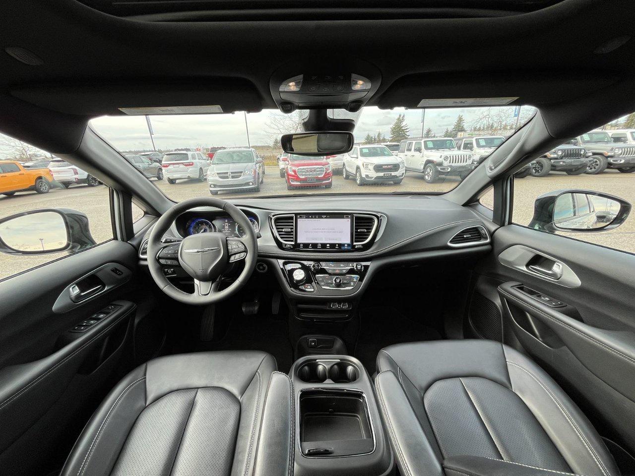 2024 Chrysler Pacifica TOURING-L FWD Photo