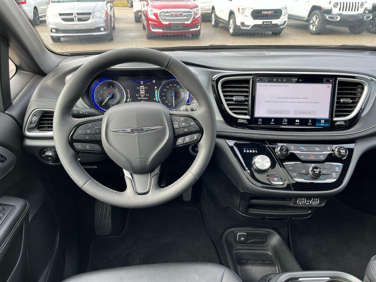 2024 Chrysler Pacifica TOURING-L FWD Photo